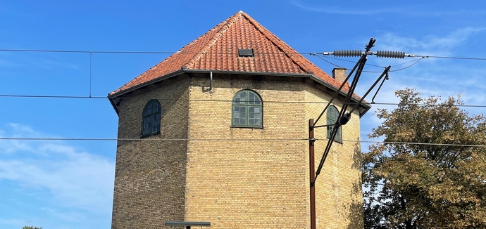 Billedet viser det gamle vandtårn ved Sorø Station, hvor det nye kafferisteri vil få til huse.