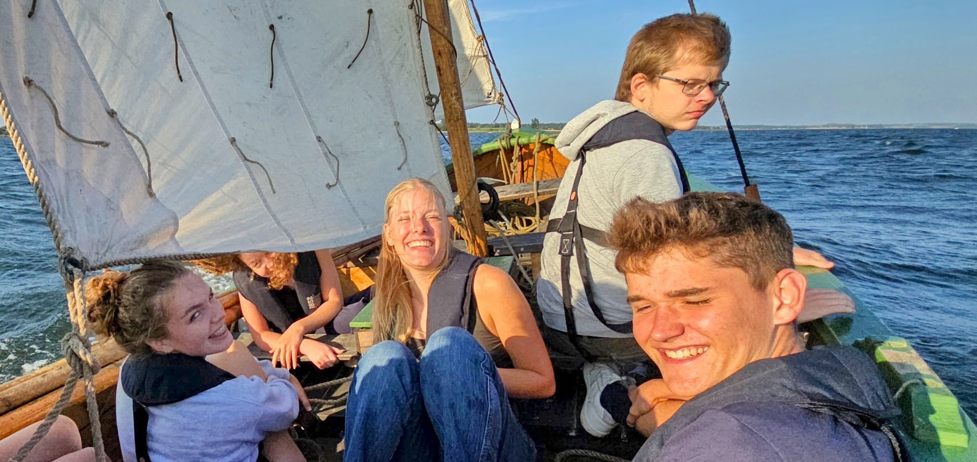 Unge lærer sejlads på Kystliv Holbæk. Den rekonstruerede udgave af Gislingebåden vil også blive brugt til sejlads.