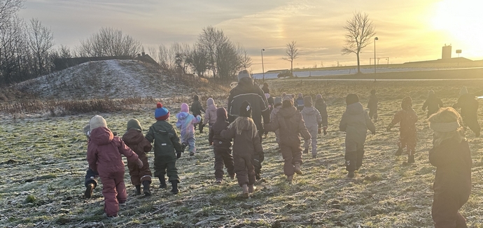 Børn på tur i naturen ved Tølløse.