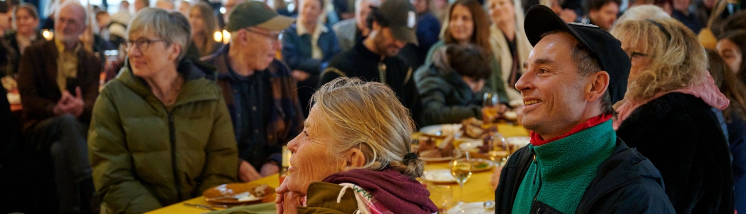 Fællesskabsstemning i den gamle auktionshal i Havnebyen.