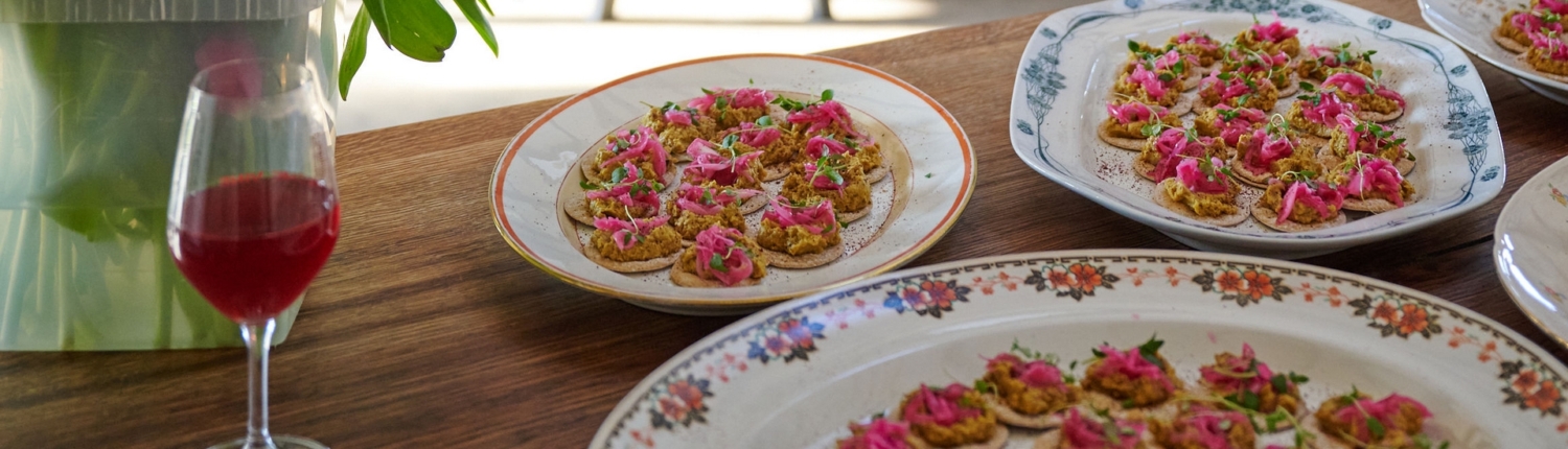 Lækker mad i den gamle auktionshal i Havnebyen.