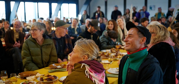 Fællesskabsstemning i den gamle auktionshal i Havnebyen.